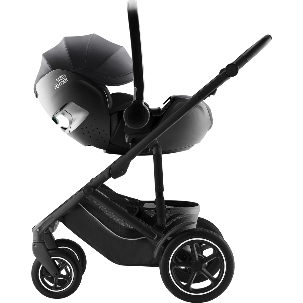 08_BABY-SAFE_PRO_DeepBlack_01_Recline_SMILE_5Z_BlackHandle_2025_72dpi_2000x2000px.png