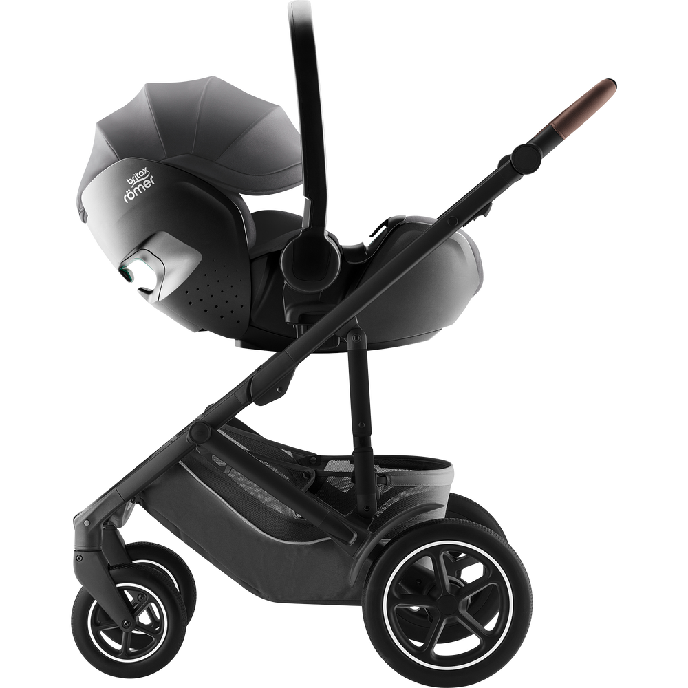 08_BABY-SAFE_PRO_DeepGrey_01_Recline_SMILE_5Z_BlackHandle_2025_72dpi_2000x2000px.png