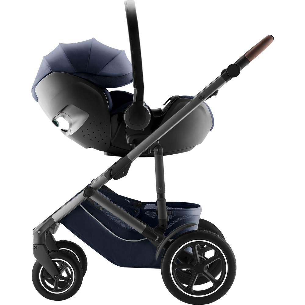 08_BABY-SAFE_PRO_NightBlue_01_Recline_SMILE_5Z_BrownHandle_2025_72dpi_2000x2000px.png