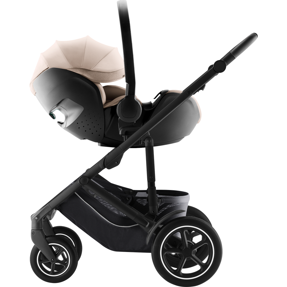 08_BABY-SAFE_PRO_Teak_01_Reclined_SMILE_5Z_MattBlack_BrownHandle_2025_72dpi_2000x2000.png