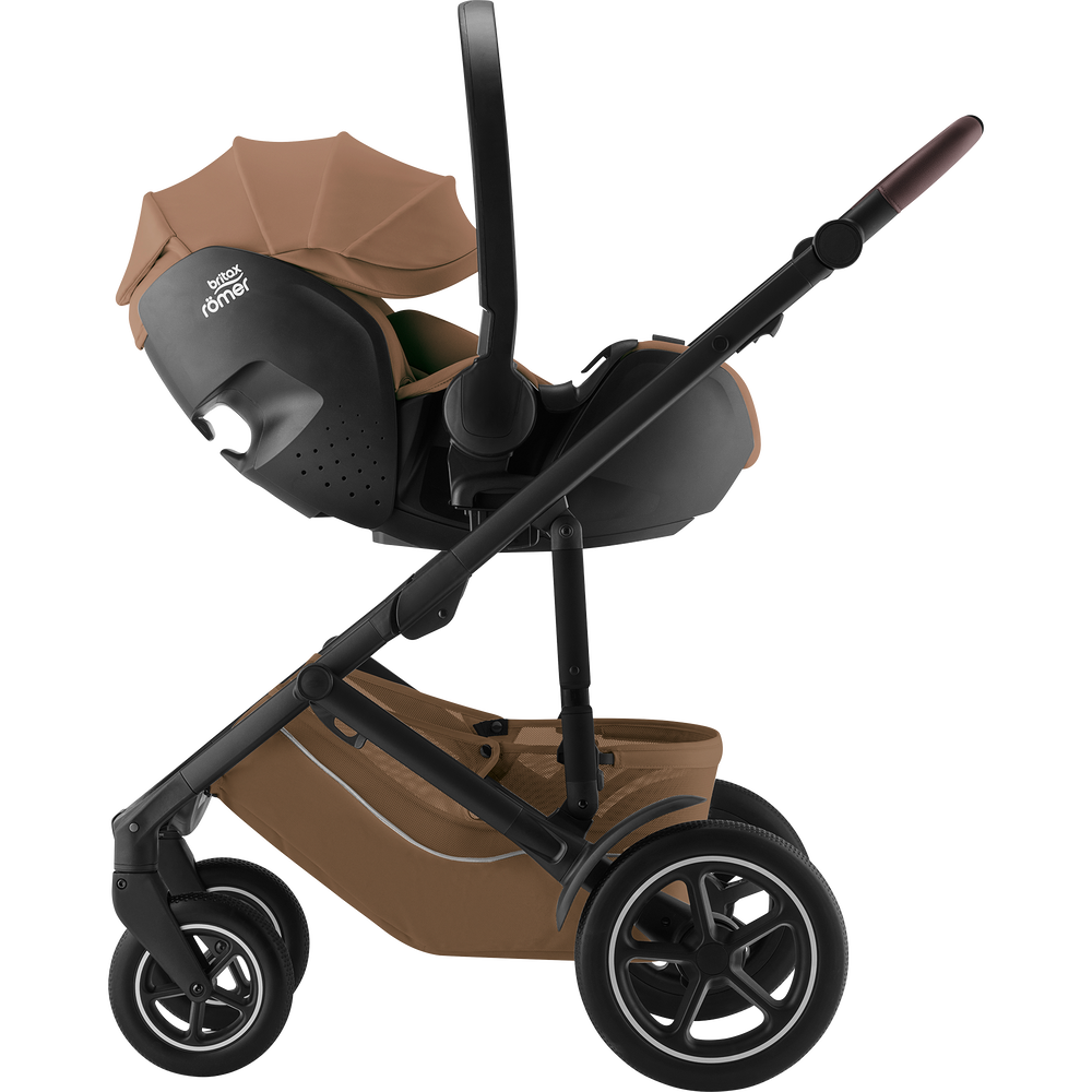 08_BABY-SAFE_PRO_WarmCaramel_01_Reclined_SMILE_5Z_MattBlack_BrownHandle_2025_72dpi_2000x2000.png