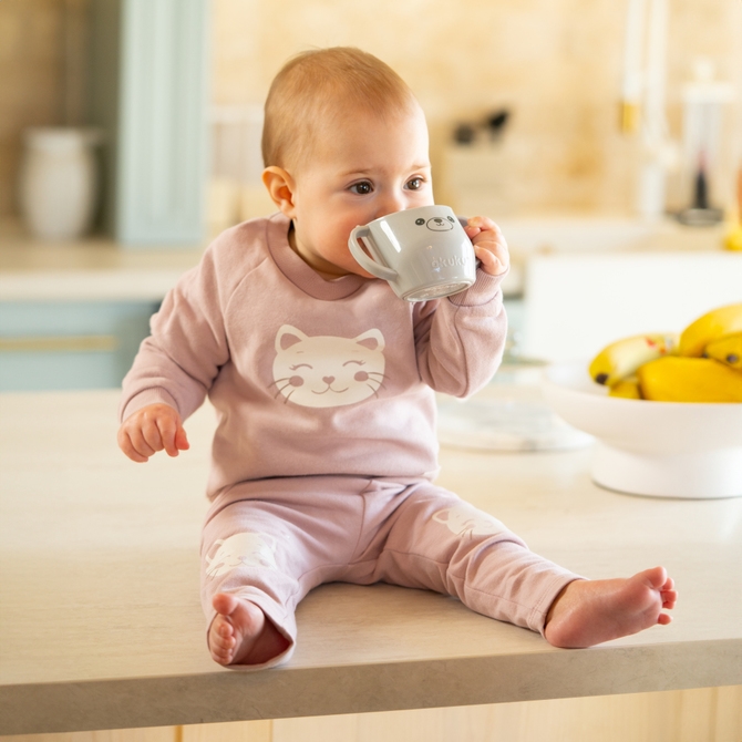 A0695 KUBEK POCHYŁY DO NAUKI PICIA SZARY