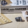 Ludzie kontra kamienie 01809