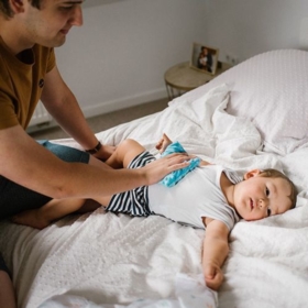 BABYONO TERMOFOR Z PESTEK WIŚNI SZARY