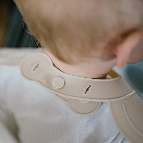 BABYONO ŚLINIAK SILIKONOWY REGULOWANE ZAPIĘCIE BEŻ