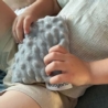 BABYONO TERMOFOR Z PESTEK WIŚNI SZARY