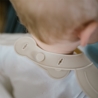 BABYONO ŚLINIAK SILIKONOWY REGULOWANE ZAPIĘCIE BEŻ