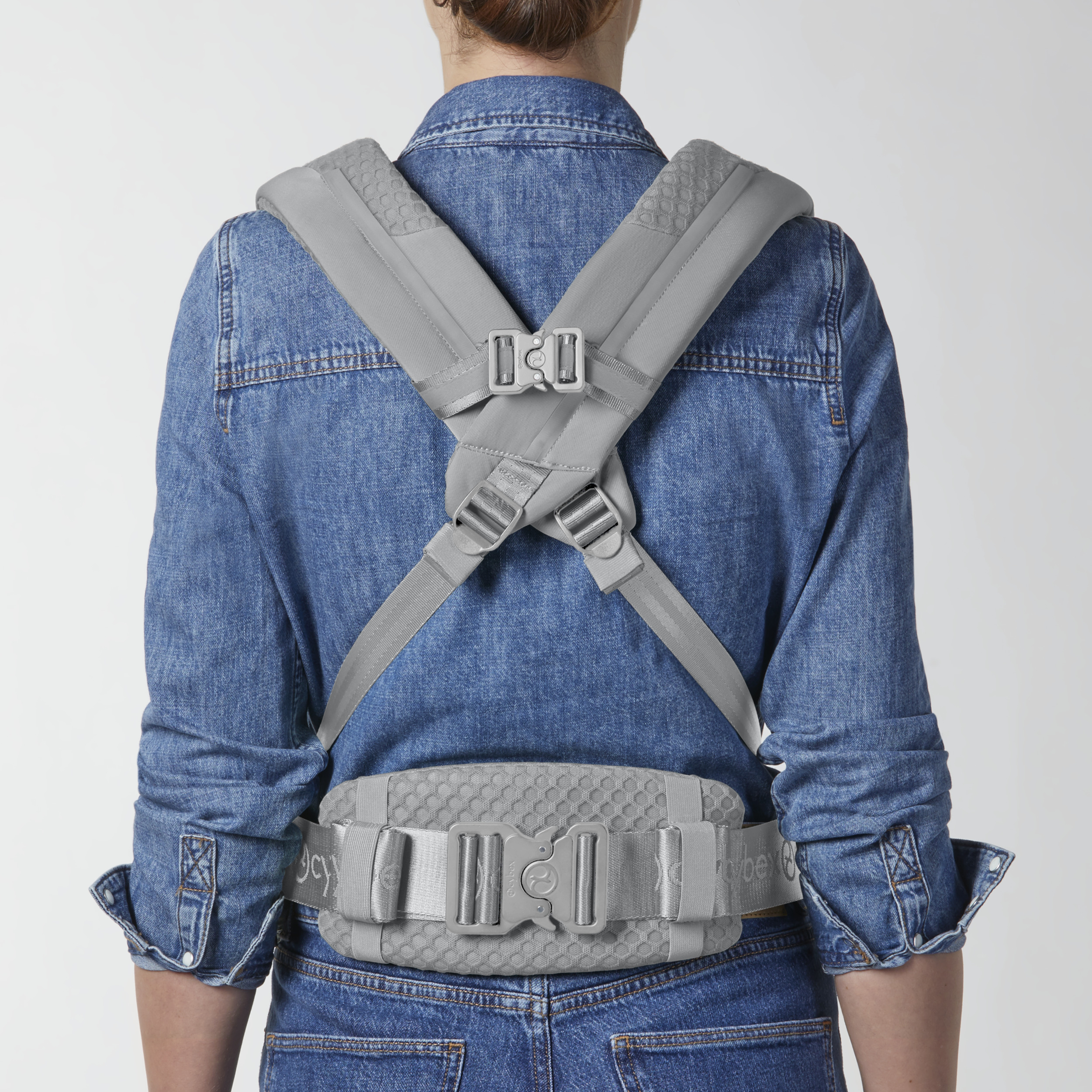 CYB_24_INT_y180_CoyaCarrier_ROBL_FrontCarrying_Straps_Xshape_Model_print_medium.jpg